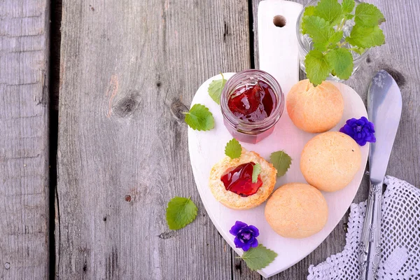 Scone met aardbeienjam, afternoontea, karnemelk koekjes — Stockfoto