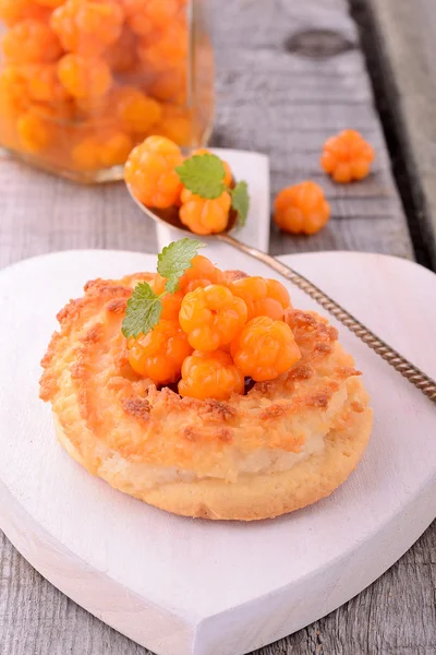 Galletas de coco caseras con mermelada y bayas frescas de moras —  Fotos de Stock