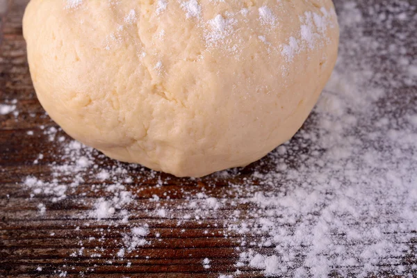 Small balls of fresh homemade dough on floured wooden board — Stock Photo, Image