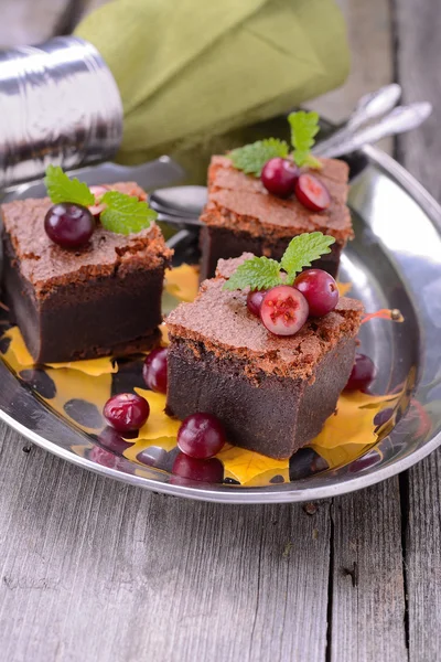 Brownie rebanadas con arándanos, primer plano de alimentos —  Fotos de Stock