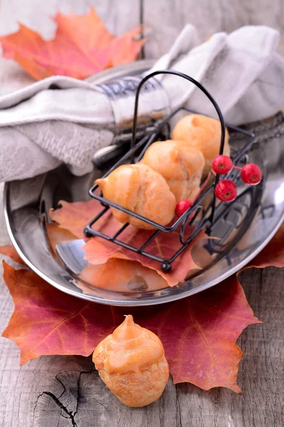 Homemade profiteroles with chocolate cream and powdered sugar — Stock Photo, Image