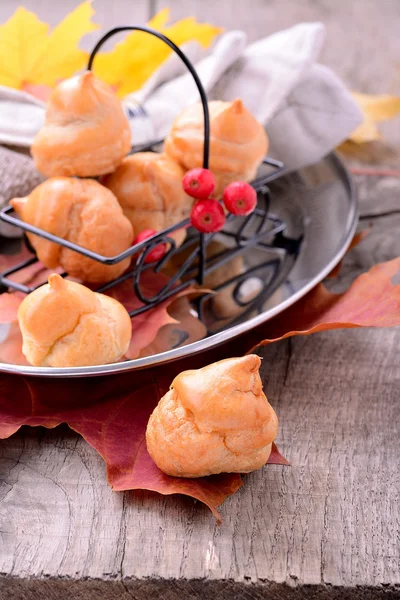 Homemade profiteroles with chocolate cream and powdered sugar — Stock Photo, Image