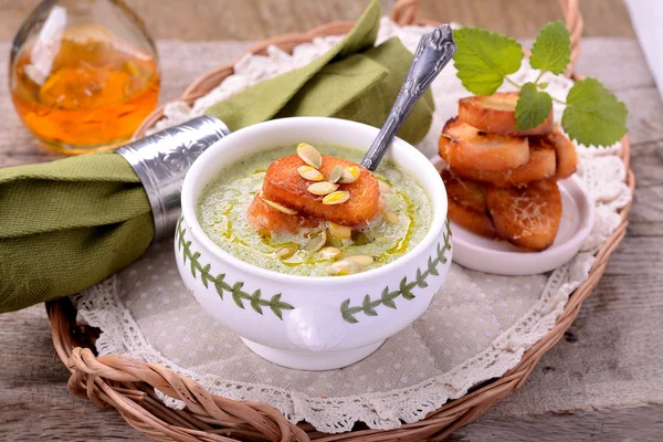 Soupe à la crème au brocoli, haricots, fromage parmesan — Photo