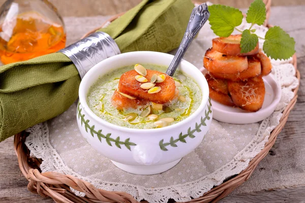 Kräm soppa med broccoli, bönor, parmesanost — Stockfoto