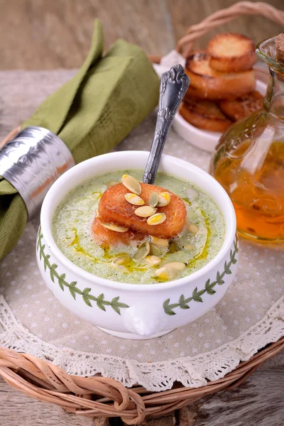 Kräm soppa med broccoli, bönor, parmesanost — Stockfoto