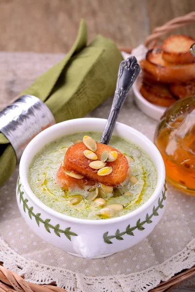 Soupe à la crème au brocoli, haricots, fromage parmesan — Photo