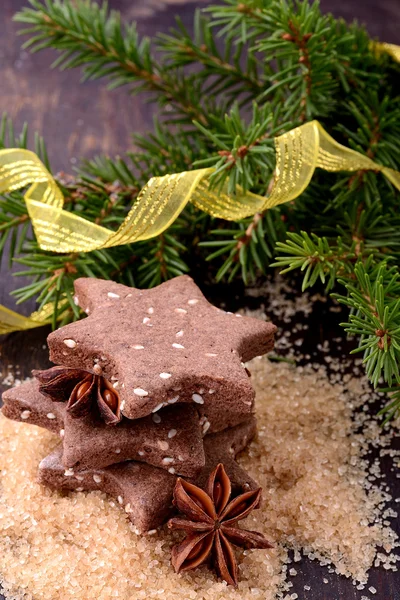 Galletas de Navidad caseras de chocolate en forma de estrellas con semillas de sésamo —  Fotos de Stock