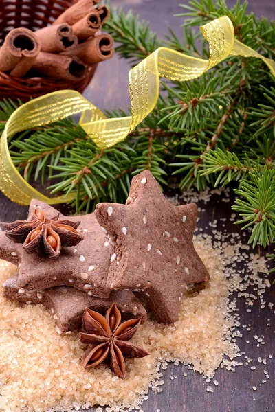 Biscotti di Natale fatti in casa al cioccolato a forma di stelle con semi di sesamo — Foto Stock