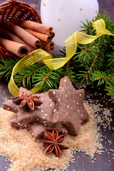 Biscotti di Natale fatti in casa al cioccolato a forma di stelle con semi di sesamo — Foto Stock