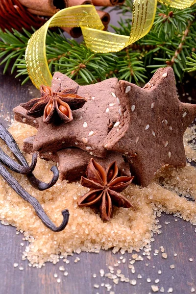 ゴマが付いている星の形をしたチョコレートの手作りクリスマス クッキー — ストック写真