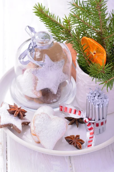 Galletas de Navidad en árboles y estrellas decoraciones —  Fotos de Stock