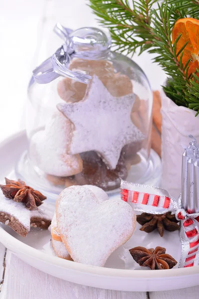 Galletas de Navidad en árboles y estrellas decoraciones —  Fotos de Stock