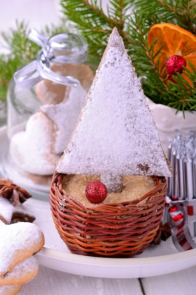 Galletas de Navidad en árboles y estrellas decoraciones — Foto de Stock