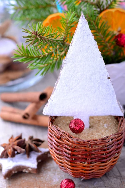 Biscotti di Natale a forma di albero su sfondo di legno — Foto Stock