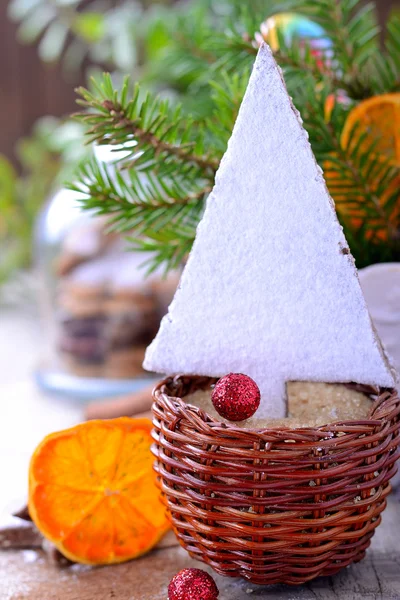 Kerstkoekjes in de vorm van een boom op houten achtergrond — Stockfoto