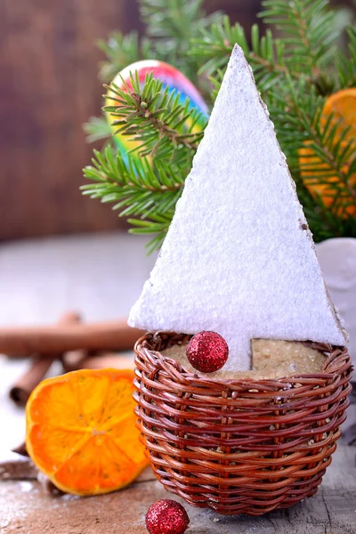 Galletas de Navidad en forma de árbol sobre fondo de madera —  Fotos de Stock