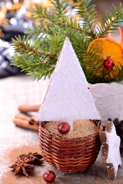 Χριστουγεννιάτικα μπισκότα σε σχήμα ενός δέντρου σε ξύλινη φόντο — Φωτογραφία Αρχείου