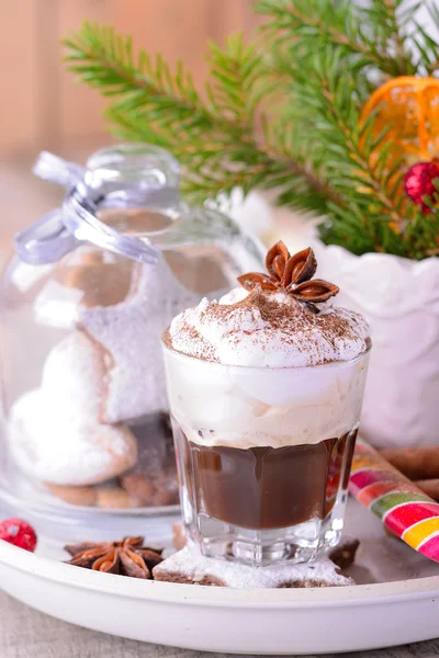 Café caliente de crema batida de invierno en una taza de vidrio con anís y canela —  Fotos de Stock