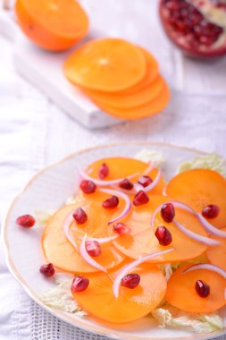 Taze salata karışımı hurma ve nar taneleri ile