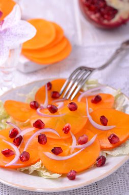 Taze salata karışımı hurma ve nar taneleri ile