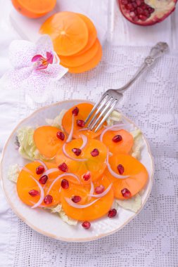 Taze salata karışımı hurma ve nar taneleri ile