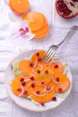 Taze salata karışımı hurma ve nar taneleri ile