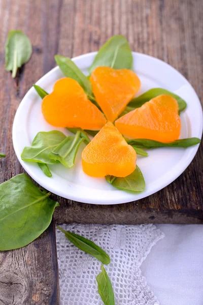 Persimmon bio frais avec des tranches sur une planche de bois — Photo