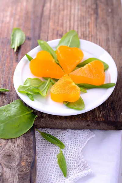 Persimmon bio frais avec des tranches sur une planche de bois — Photo