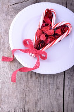 Şeker kamışı kalp sembolü beyaz tabak