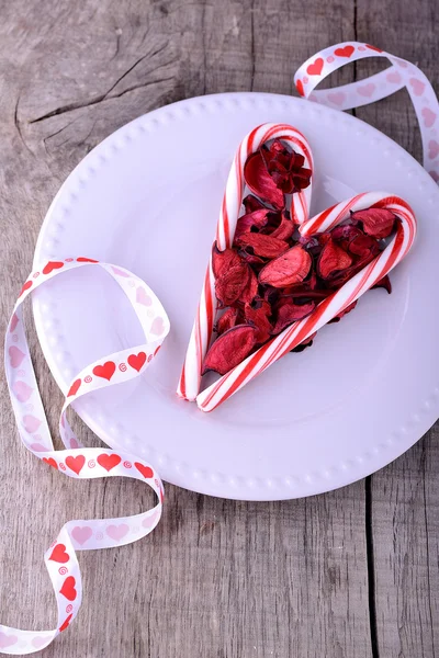 Candy cane Hjärtmärket på vit platta — Stockfoto