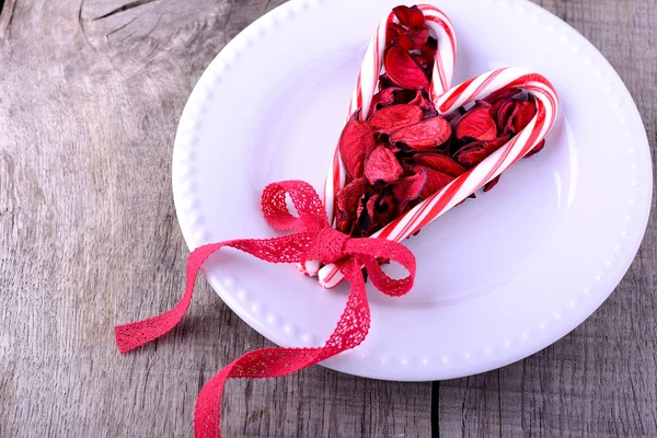 Candy trzciny serce symbol na białym talerzu — Zdjęcie stockowe