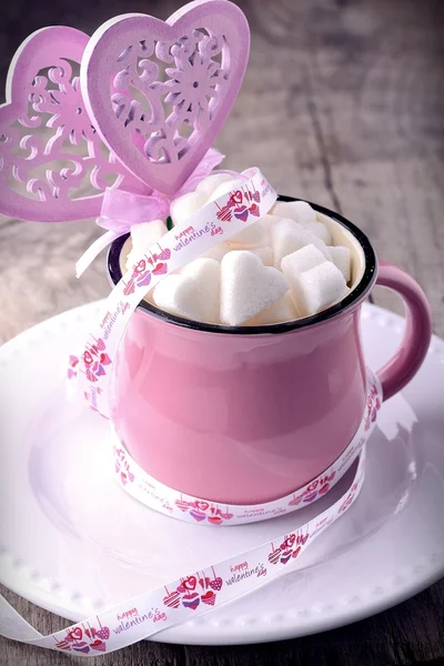 Pink cup with sugar cubes in shape of heart from above — Stock Photo, Image