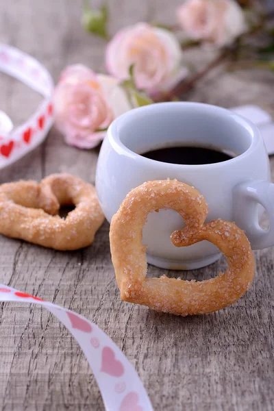 Galletas caseras en forma de corazón con azúcar para San Valentín en mesa de madera en estilo vintage — Foto de Stock