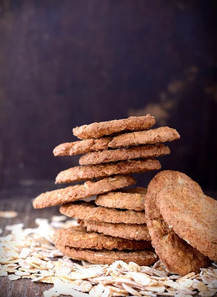 Galletas finas de copos de avena sobre un fondo de madera viejo —  Fotos de Stock