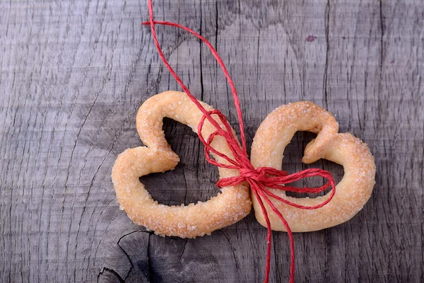 バレンタインの日に-2 つのクッキー-心のシンボル. — ストック写真