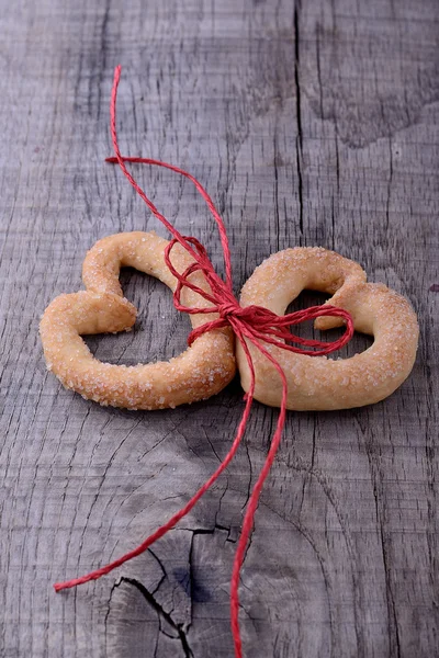 Symbole de la Saint-Valentin - deux cœurs de biscuits . — Photo