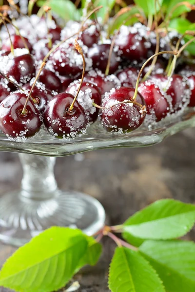 Cereja de verão saborosa em uma mesa de madeira . — Fotografia de Stock