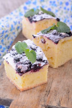 Yaban mersini ile ev pişmiş limonlu kek