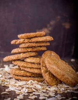 Vintage yulaflı kurabiye rustik ahşap zemin üzerinde