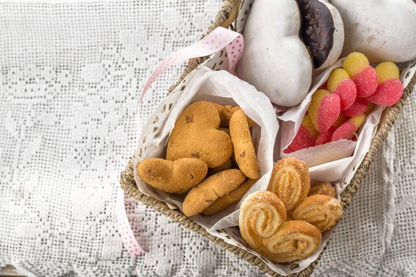 Keks in Form von Herzen aus einer schönen Schachtel — Stockfoto