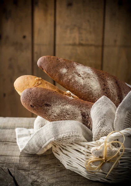 Traditionella knaprig fransk baguette bröd i korgar — Stockfoto