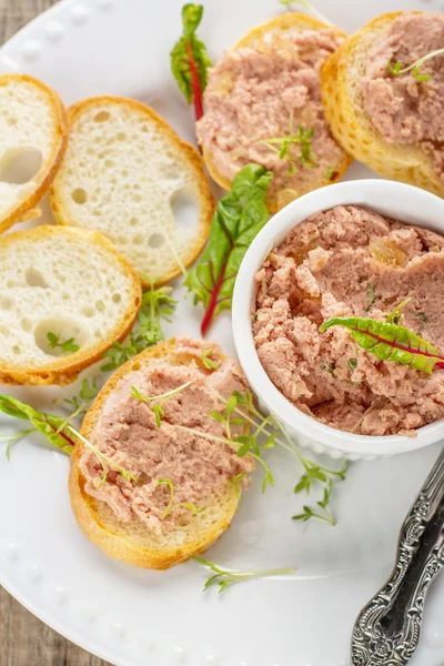 Pate van rundvlees lever en fruit — Stockfoto