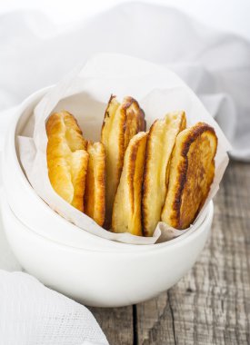 Taze sıcak ev yapımı kek slayt beyaz bir tabak içinde