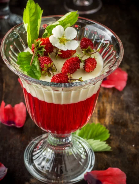 Dessert met aardbeien, gelei en slagroom — Stockfoto