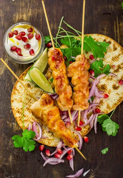 Brochetas de pollo y salsa para mojar vegetales —  Fotos de Stock