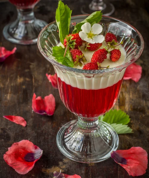 Dessert met aardbeien, gelei en slagroom — Stockfoto