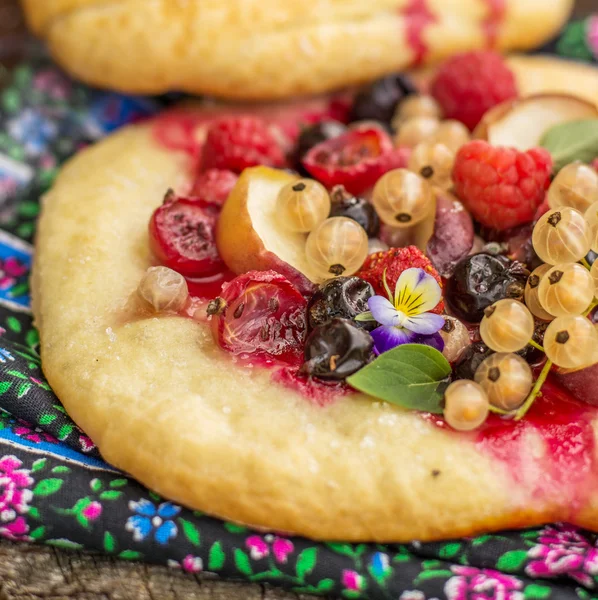 Farklı Bahçe yaz meyveleri ile basit rustik ekmek — Stok fotoğraf