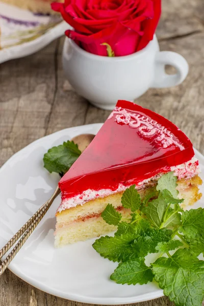 Fresh strawberries cake with jelly wooden background — Stock Photo, Image