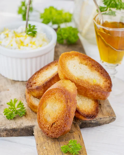 Roomkaas en toast met kopie ruimte — Stockfoto