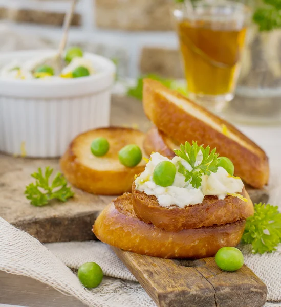 Creme de queijo e torrada com espaço de cópia — Fotografia de Stock